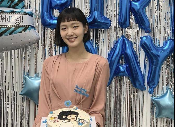 金高|金高银庆30岁生日,穿粉色长裙剪刀切刘海模样高级,露齿笑太治愈