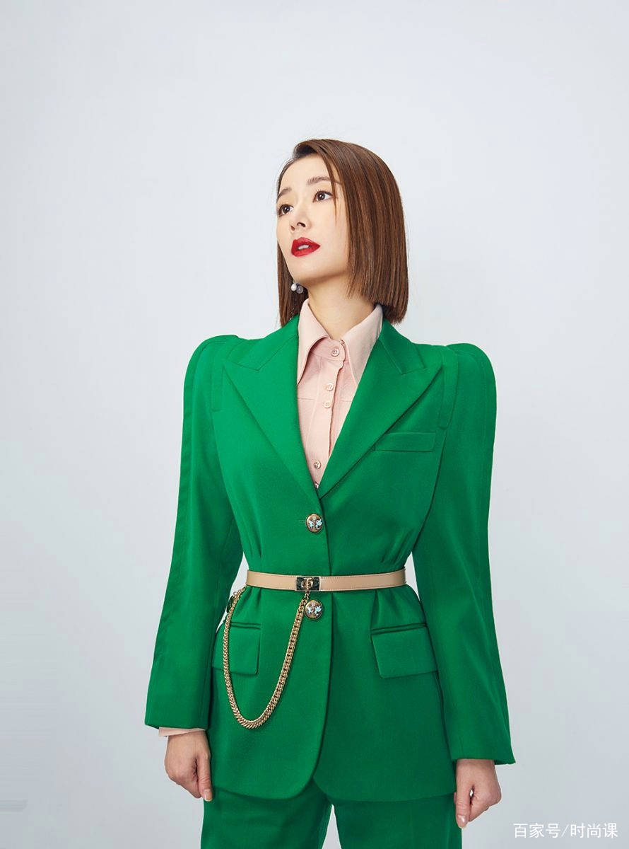 女神|林心如登大片，上万时尚裙配红唇卷发，这个43岁辣妈的气质我服气