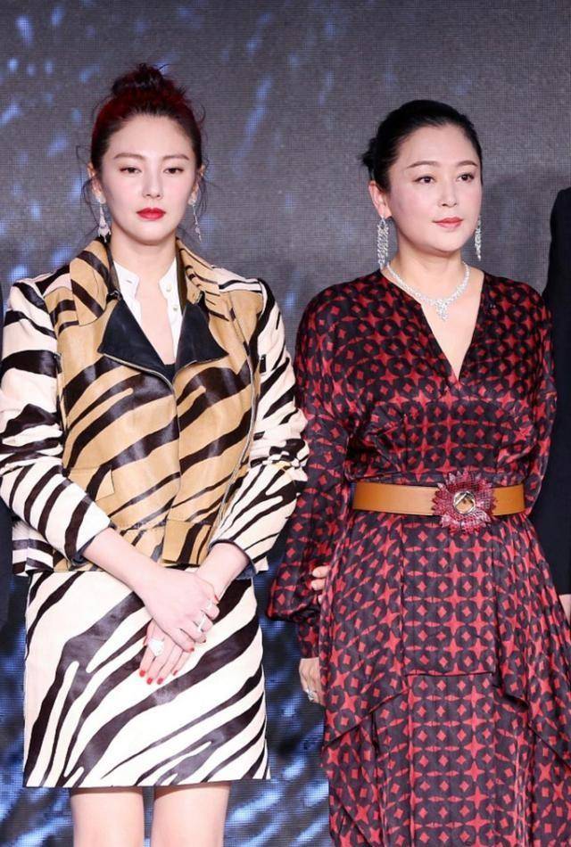 风韵|陈红虽然已经50多岁了，但神态风韵仍在，穿着黑点红裙气质极佳