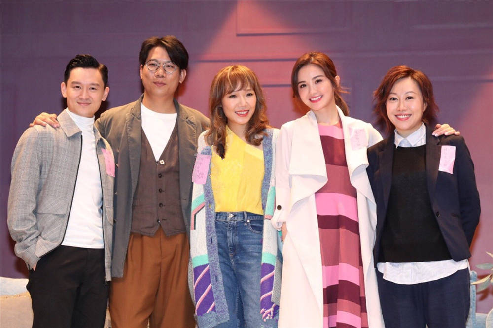 钟欣潼|蔡卓妍越发赶时髦，粉裙搭配黄色恨天高清新活泼，哪像已经37岁了