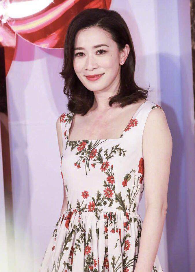 佘诗曼|佘诗曼哪有44岁？一袭碎花裙气质清新，扎双麻花辫美到忘记年龄