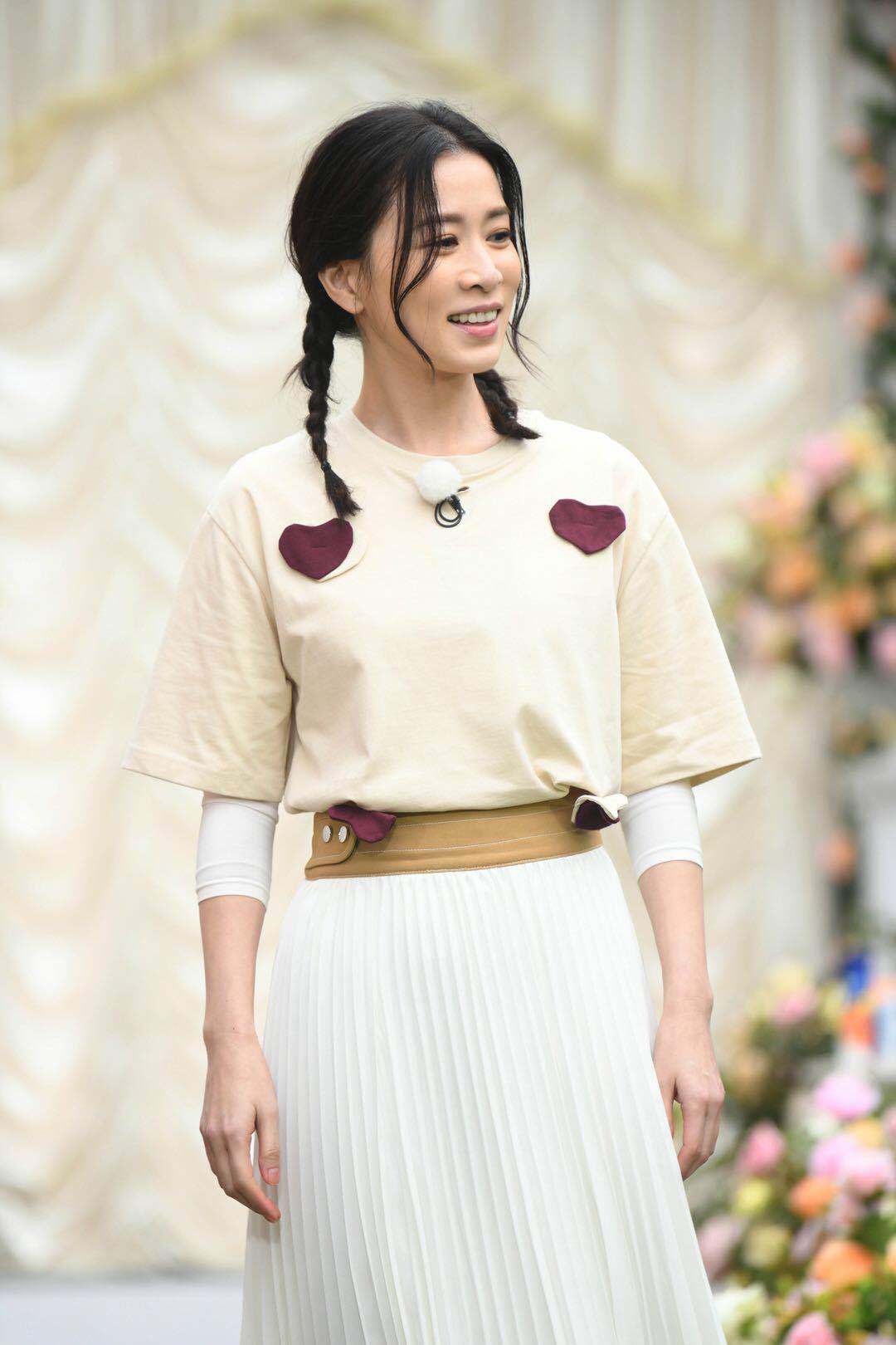 佘诗曼|佘诗曼哪有44岁？一袭碎花裙气质清新，扎双麻花辫美到忘记年龄