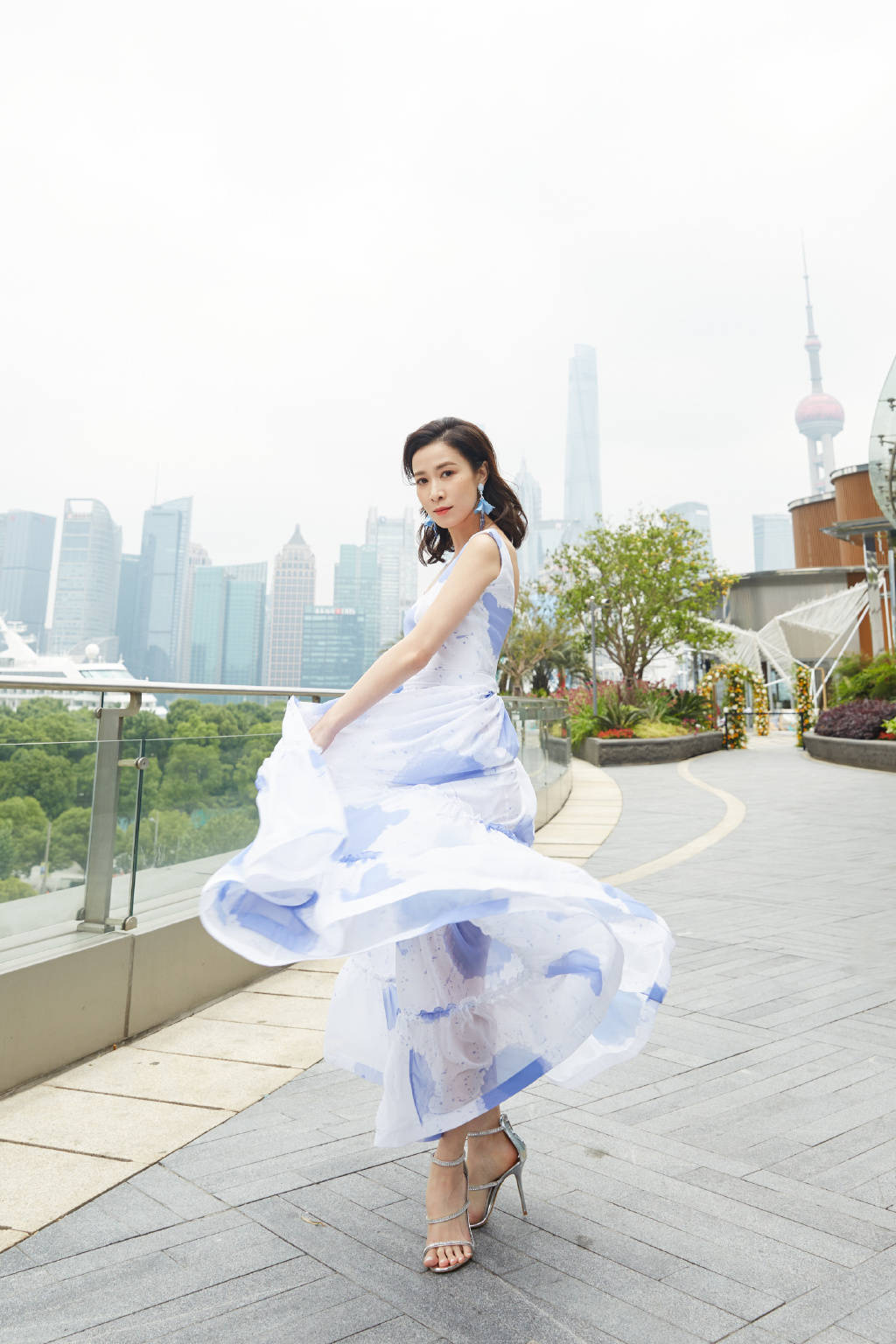 发型|佘诗曼现身活动，印花连衣裙搭配锁骨卷发，44岁一样少女气质十足