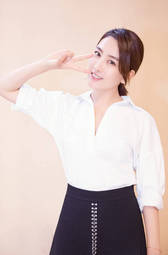 个性|马苏太节俭了，裙子中间开了条缝竟补好继续穿，意外地有个性！