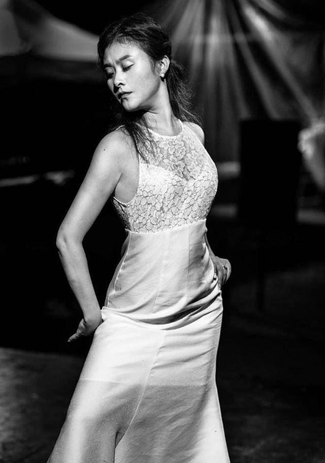 原配|沈腾原配老婆是美女，多肉身材穿热情红裙，露背设计一转身好养眼