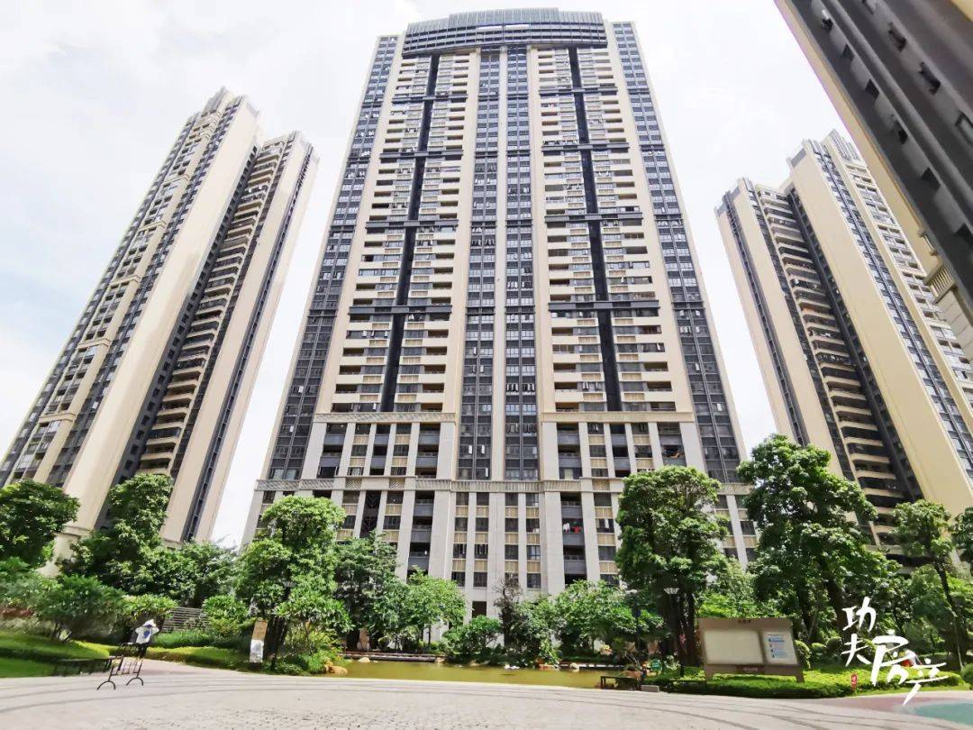 是这里距离平洲最大商场——映月湖环宇城很近,一步之遥,富丰君御则要