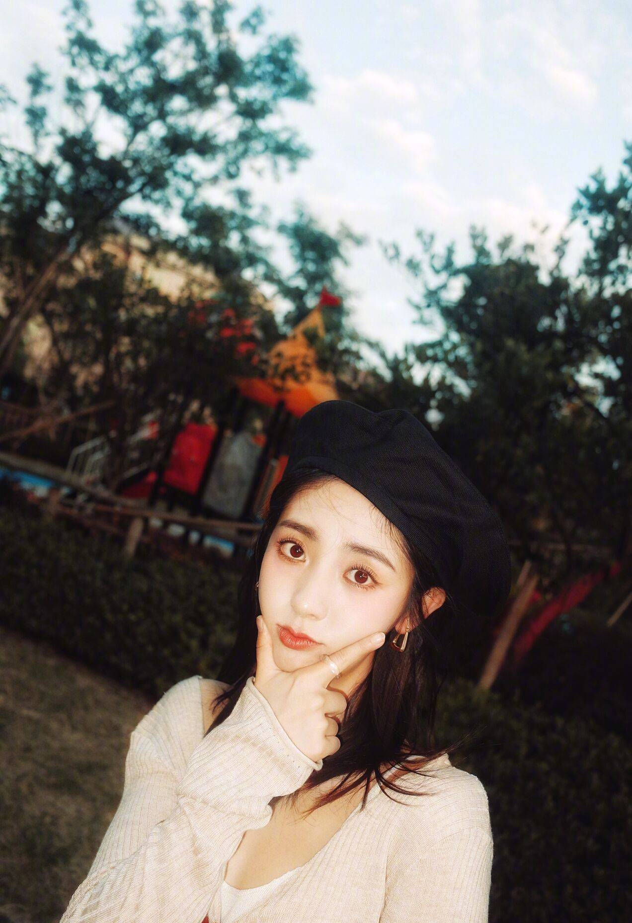 邢菲夏日清爽写真纯净清新 穿白色吊带秀美背