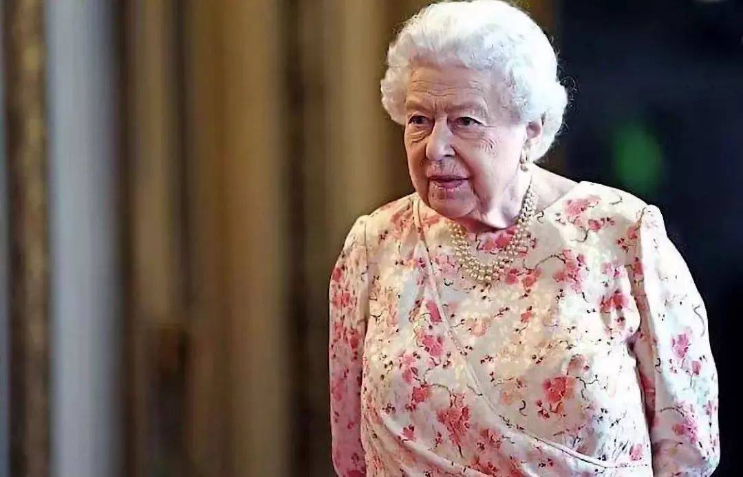 服装|英国女王哪像93岁？穿粉色碎花裙俏皮又减龄，搭珍珠项链贵气十足
