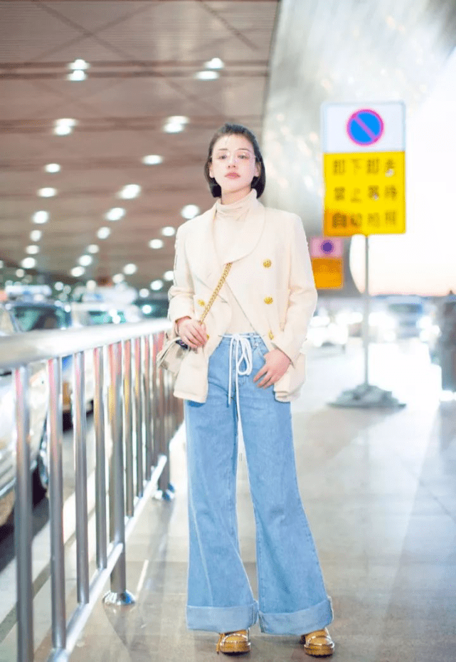 "|鲨鱼裤"退位让贤"!今年大火的牛仔阔腿裤太精致,打造最in穿搭