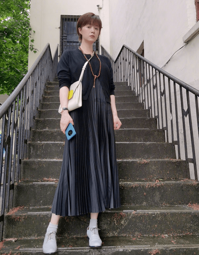 状态|瘦下去的蒋欣有多美？黄昏下利落短发显优雅，成文艺小清新美女