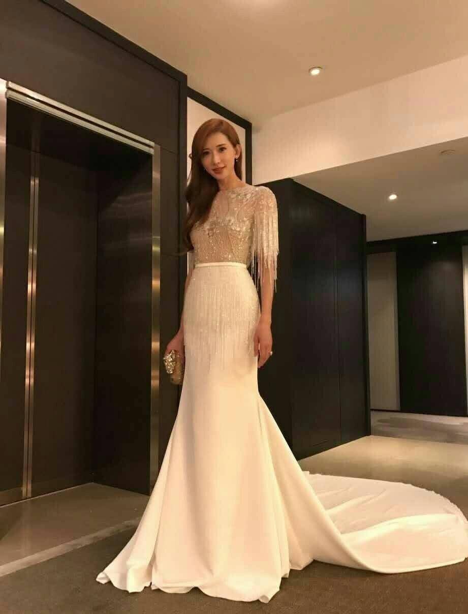 林志玲|林志玲为“显瘦”也是拼了,穿膝上紧身裙不够,袖子还要撸起来