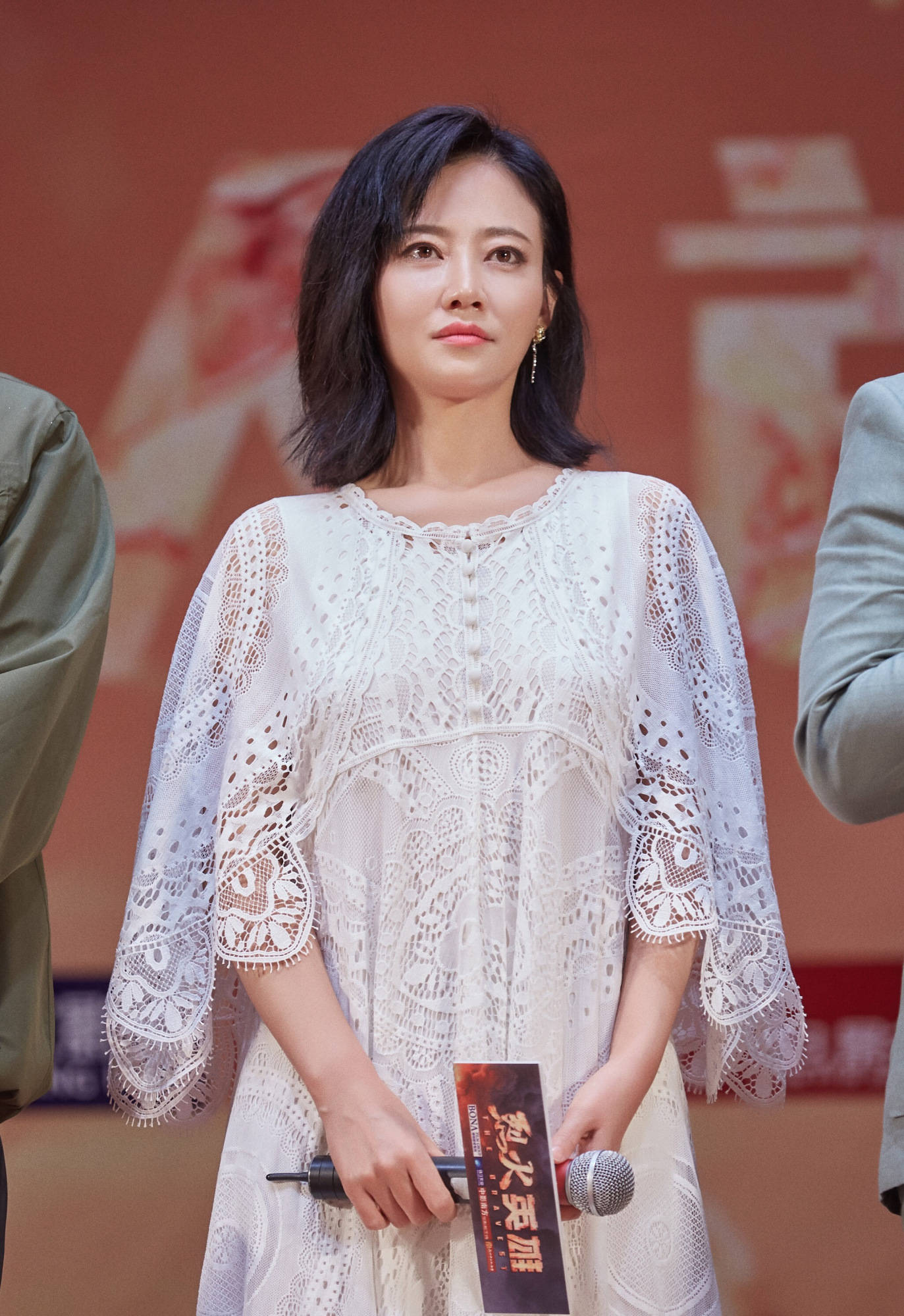 西装|谭卓黄晓明同框拼气场，镂空连衣裙配冷艳高级脸 郎才女貌太般配