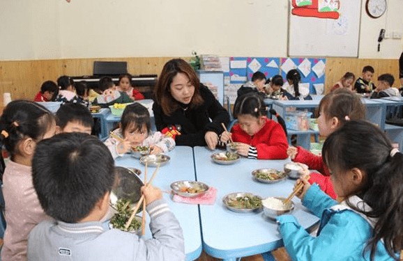 同学|幼儿园发孩子午睡照，家长看完直发火，是妈妈矫情还是幼师失职