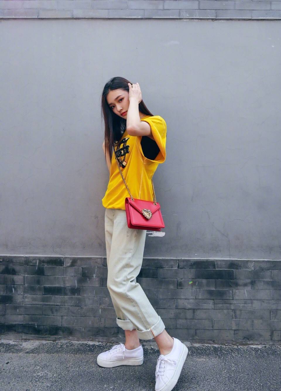 卷发|林允写真照曝光,穿牛仔套装裙配短靴,梳蓬松卷发变复古美女