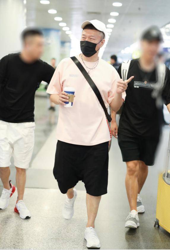 个性|50岁孙红雷爱上粉嫩穿搭，穿淡粉色短袖配短裤，“颜王”真是潮男