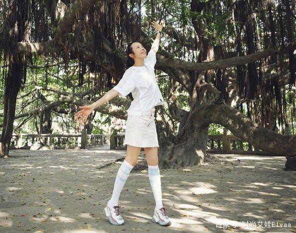 短裙|莫文蔚终于高调,167cm穿短裙足球袜秀美腿,49岁的年龄19岁身材