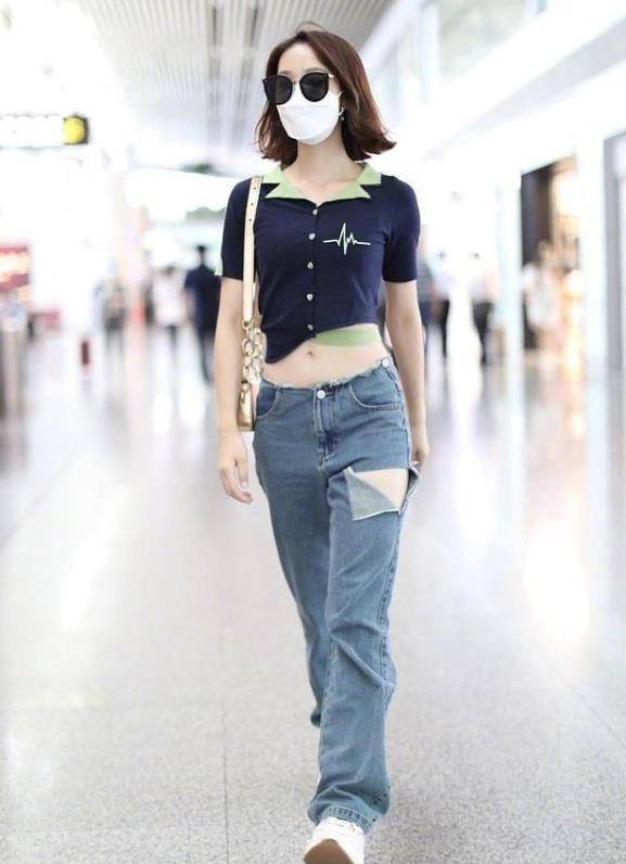 整体|黄磊挽15岁女儿亮相机场，女儿染了黄发穿搭时髦，看来磊爸好开明