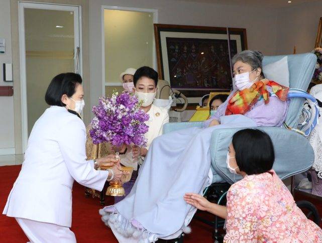 公主|泰王原配妻子生日当天亮相！坐轮椅也打扮得时髦，牛奶肌比女儿嫩