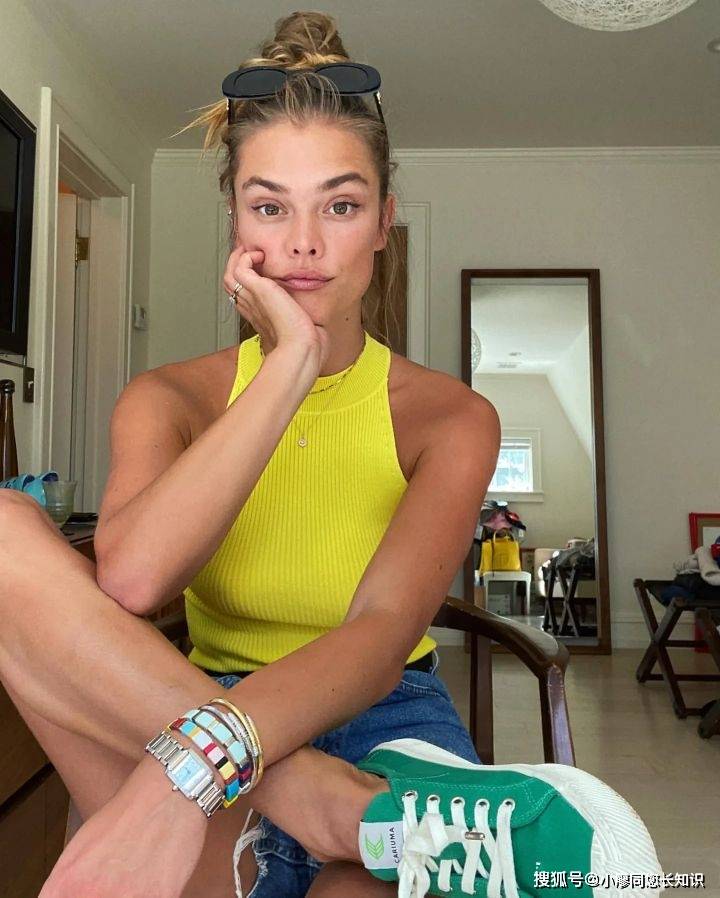 写真照|国外超模妮娜Nina Agadal这身穿衣打扮,真暖心