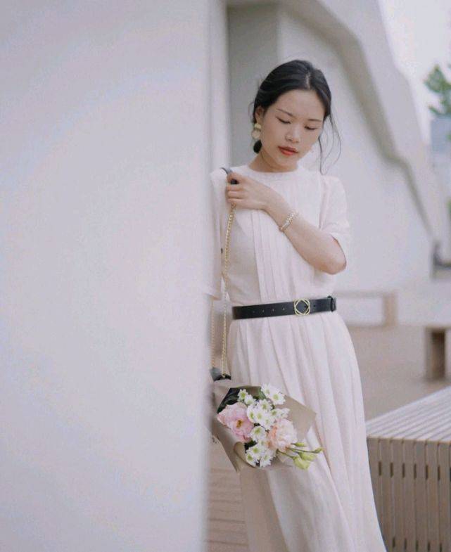 短裙|上班族该怎么穿衣搭配？简约干练的穿搭，既有气场又有魅力