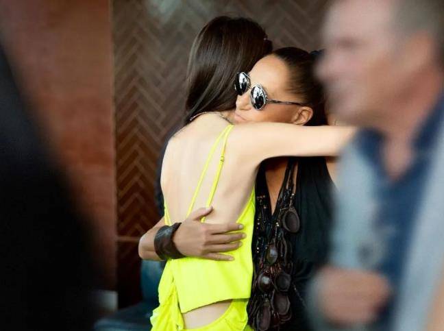 整体|身价40亿的女富豪王薇薇,穿荧光裙庆72岁生日,光看身材确实不错