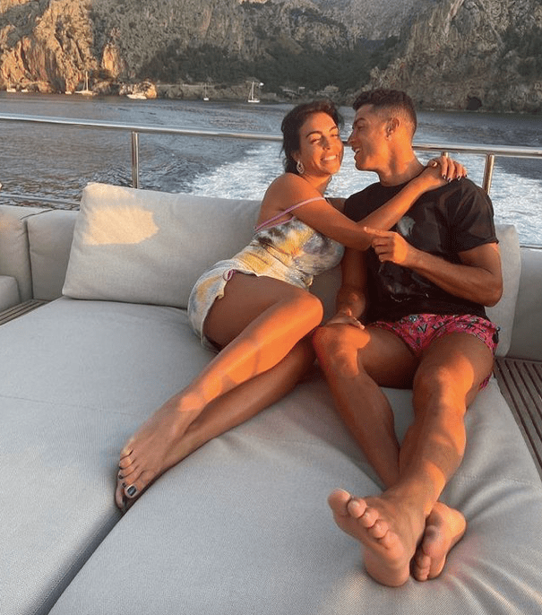 苗条身材|C罗与未婚妻甜蜜Kiss！乔治娜裹吊带裙太火辣，竟比金卡戴珊性感