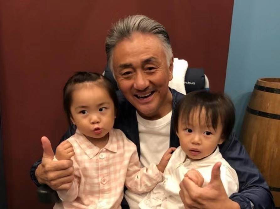 吴岱融戏中不羁戏外专情,因演奸角深入民心,计划回新加坡发展_儿子