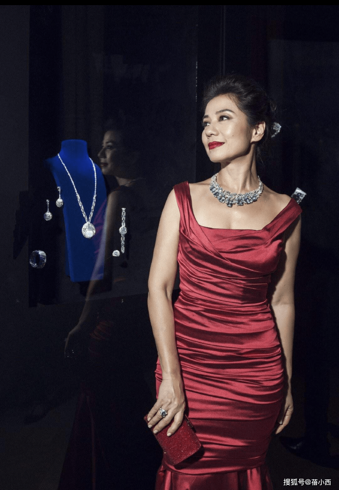 身材|钟楚红老了更惊艳！原装五官真耐抗，穿红色连衣裙配披肩气场开挂