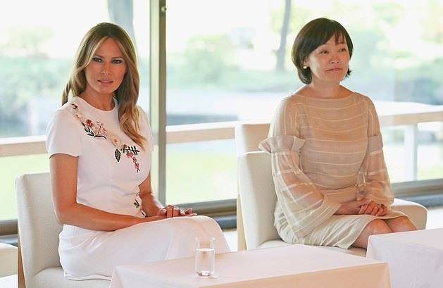 东方|梅拉尼娅穿刺绣裙颇具东方古韵美！日本第一夫人穿条纹裙输了气场