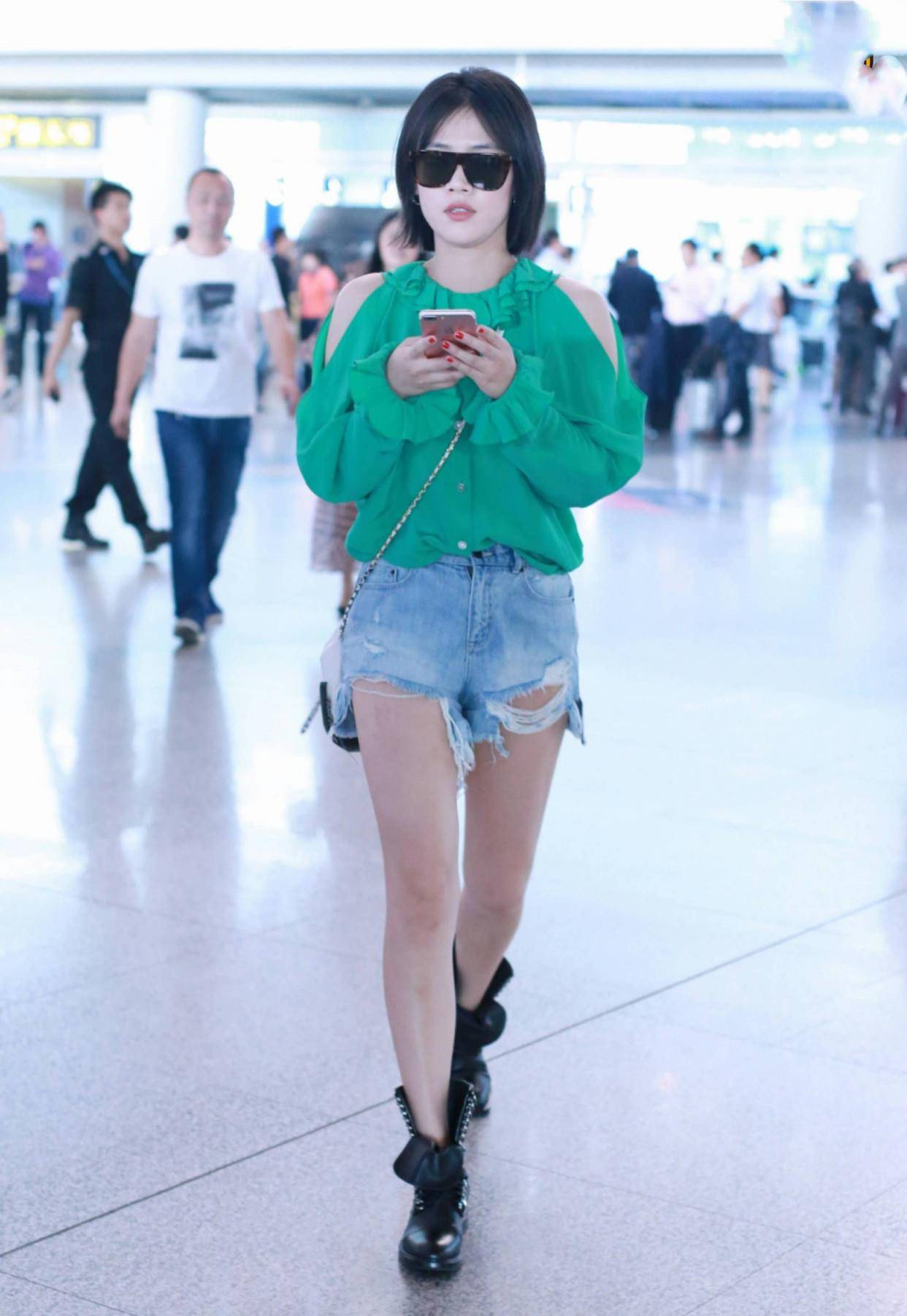 原创马思纯瘦的时候真挺自信,上衣塞裤腰就算了,超短裤也敢穿上街