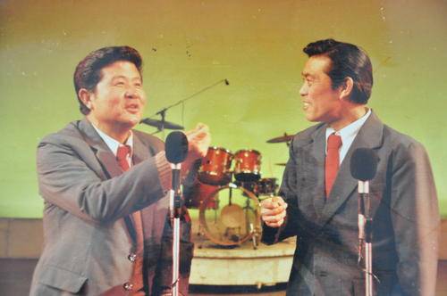 他是侯宝林的徒弟,表演相声以火爆见长,舞台效果甚至超过马季_康达夫