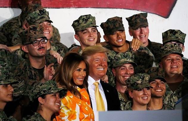 场合|梅拉尼娅舍得穿平底鞋啦!配明亮黄色涂鸦裙好俏皮,衣品让我服气