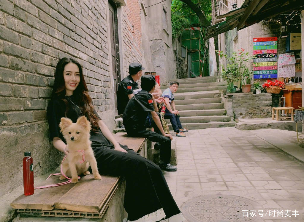 长发|郭碧婷气质太好了，裙子里面穿裤子，男友角度下美成时尚大片