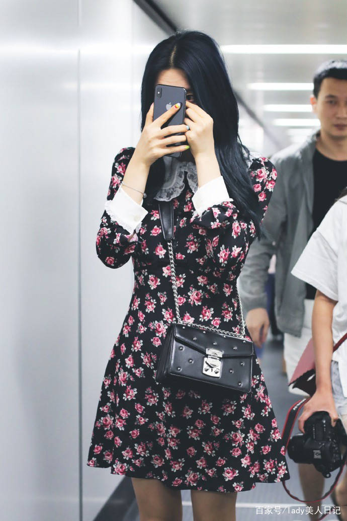 短裙|越杨超越穿花裙子出来“勾搭”人了！碎花短裙+马丁靴，还挺上镜