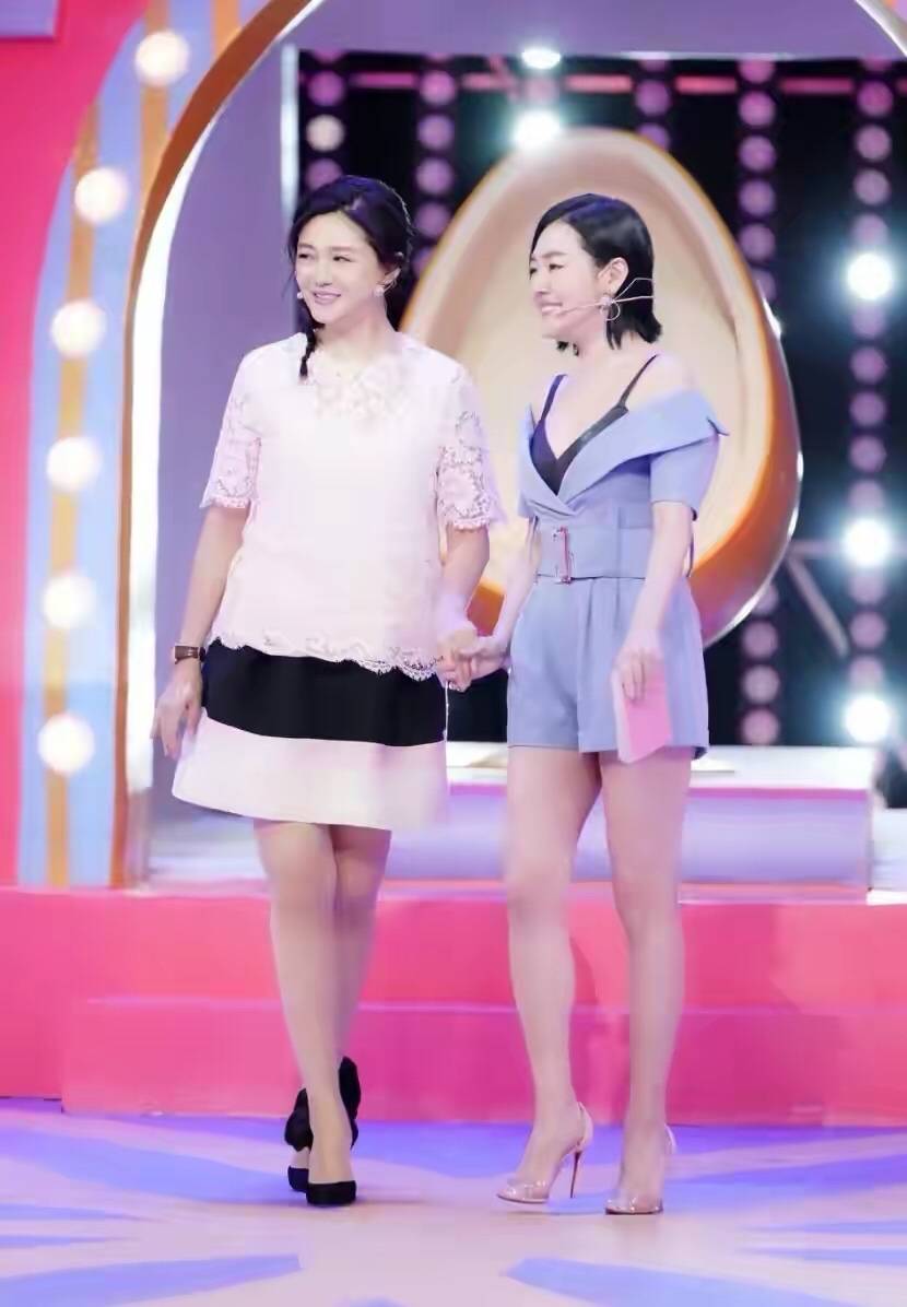 简风|大S无惧身材发福，穿开叉裙戴黑纱扮“贵妇”，露蕾丝边不够高级
