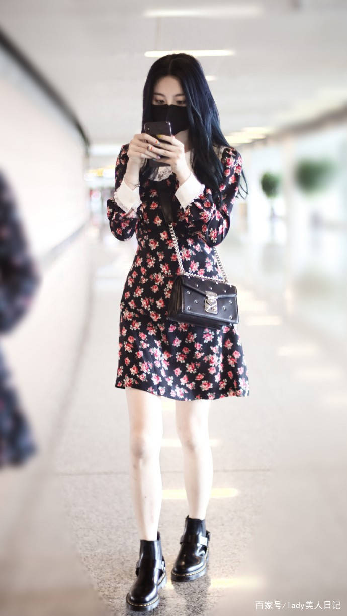 短裙|越杨超越穿花裙子出来“勾搭”人了！碎花短裙+马丁靴，还挺上镜