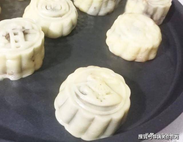 豆沙|做月饼不用烤箱，这个豆沙蛋黄馅月饼虽然外观不好，但口感真的好