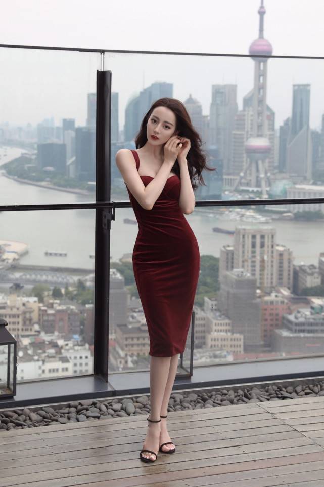 青春|29岁迪丽热巴一改往日低调青春,首次大胆尝试性感妩媚风格,网友:漂亮热辣