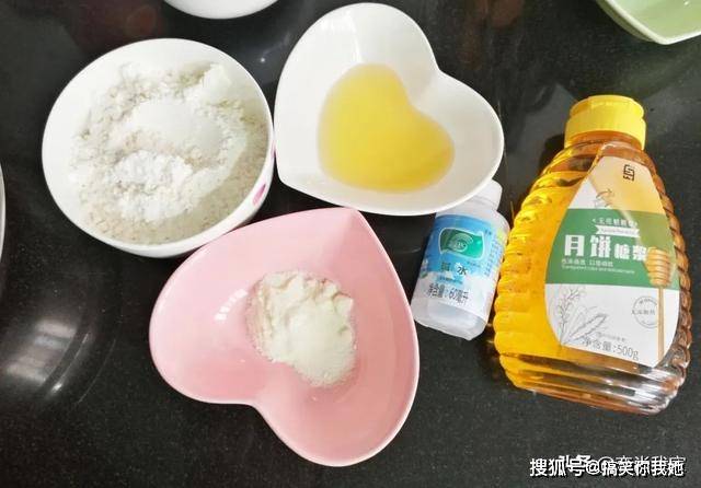 豆沙|做月饼不用烤箱，这个豆沙蛋黄馅月饼虽然外观不好，但口感真的好