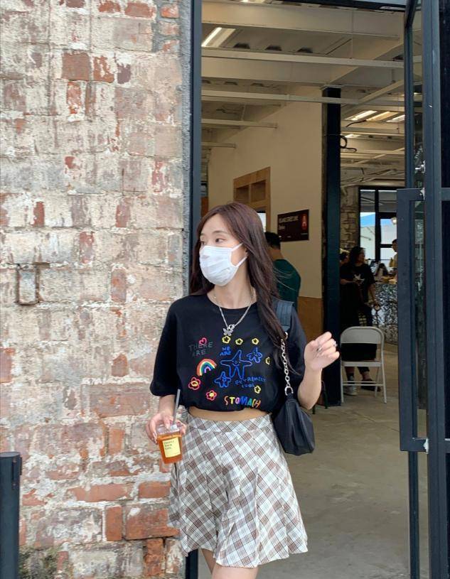 颜色|最近火了一种穿法叫 :“T恤+百褶裙”,显瘦还时髦,贼好看!