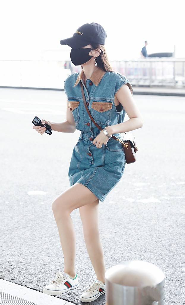 短裙|娜扎身材气质太优越,牛仔短裙穿出超模范,这腿围我酸了