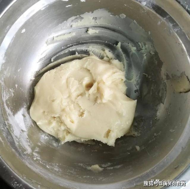 豆沙|做月饼不用烤箱，这个豆沙蛋黄馅月饼虽然外观不好，但口感真的好