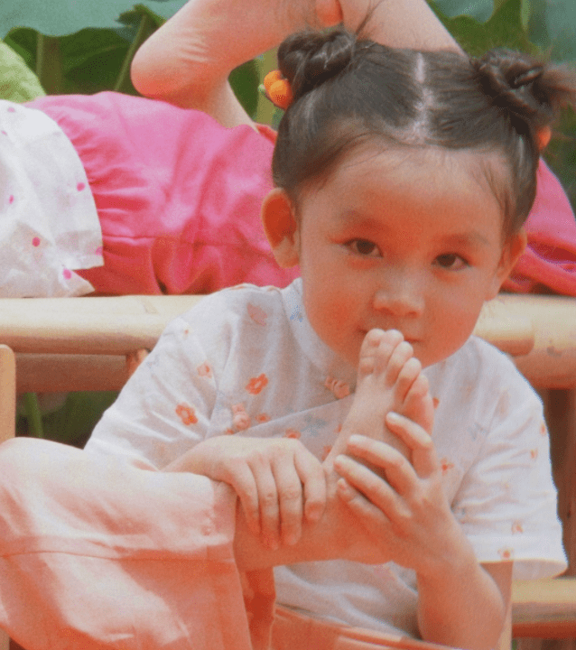 超越|8岁阿拉蕾晒姐妹写真,五官长开撞脸杨超越,妹妹颜值被热议