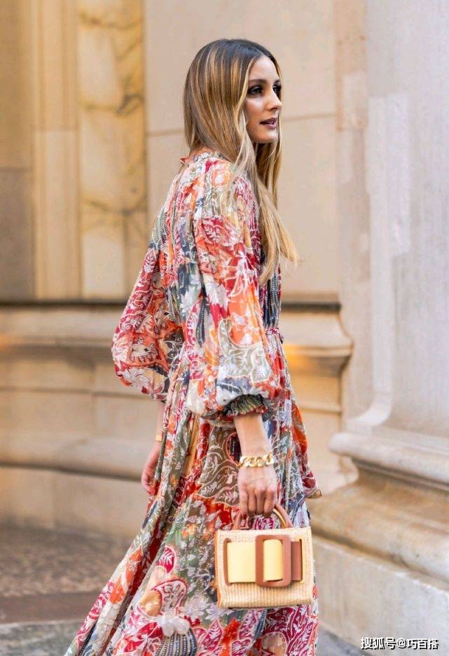 奥利维亚·巴勒莫现身街头,碎花裙配高跟鞋,轻松展现出名媛气质