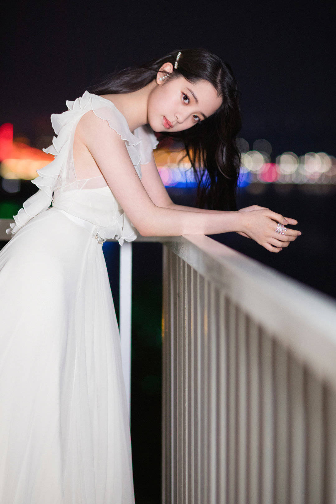 周震|欧阳娜娜又高调美一回,白色公主裙元气又甜美,网友:理想女友!