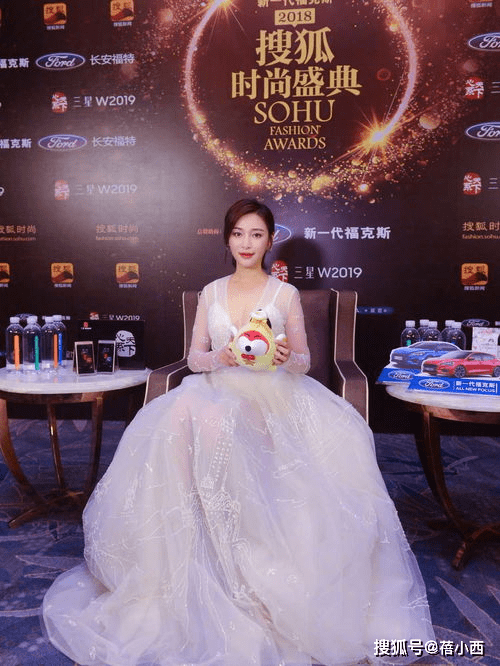 套装|甘婷婷的原装身材就是靓，穿紧身露背连衣裙秀出真本领，气质惊艳