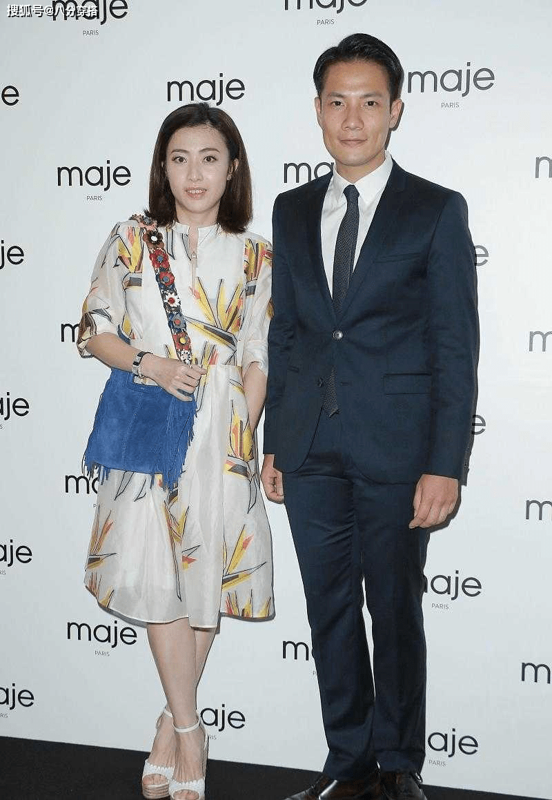 甘比|甘比终于穿对了，白色印花连衣裙清新自然，穿搭简约却很有贵妇范