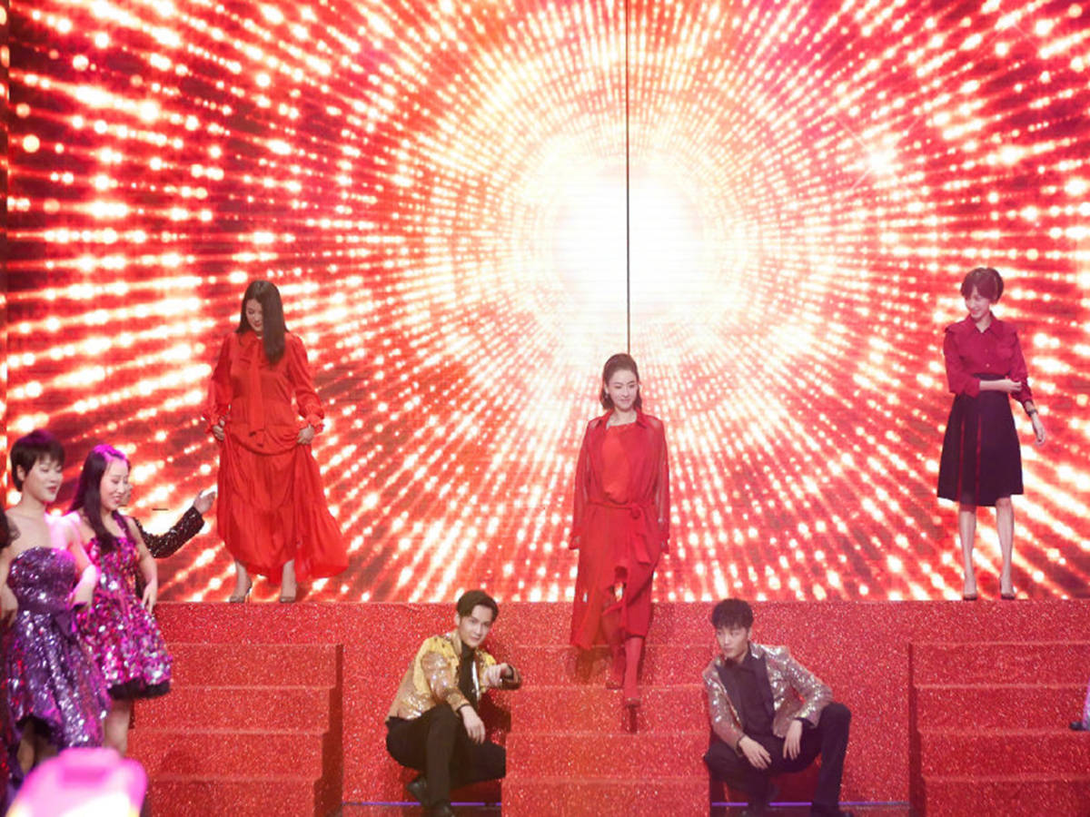 李湘|辣妈团同穿红裙，43岁李湘涂大红唇，微胖身材美得出众！