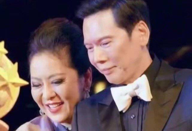 向太|向华强72岁生日会大咖云集，打扮帅气显年轻，干儿子萧敬腾超贴心