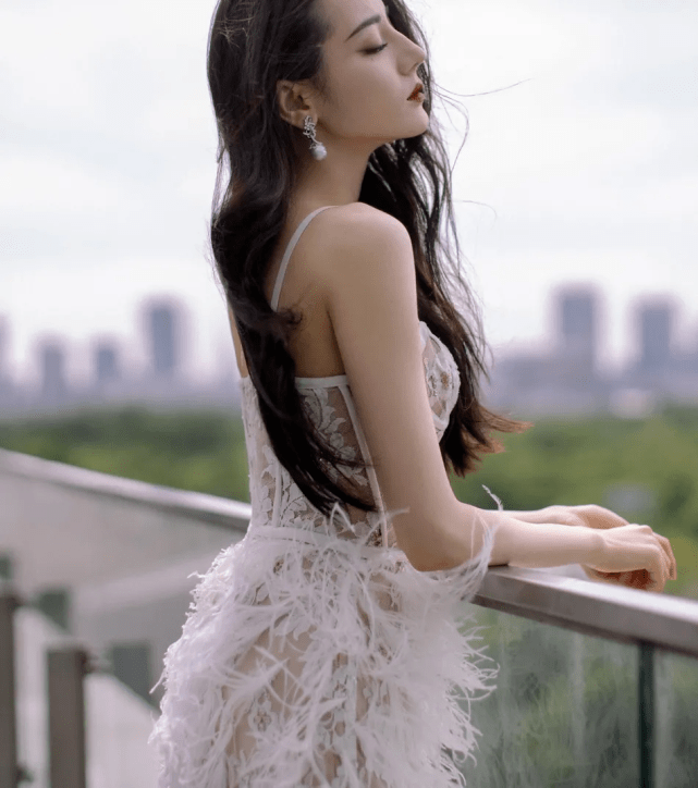 青春|29岁迪丽热巴一改往日低调青春,首次大胆尝试性感妩媚风格,网友:漂亮热辣